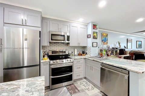 Copropriété à vendre à Hallandale Beach, Floride: 2 chambres, 97.55 m2 № 1981461 - photo 1