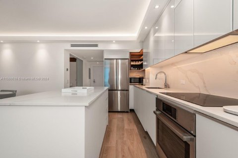 Condo in Miami Beach, Florida, 1 bedroom  № 1940109 - photo 14