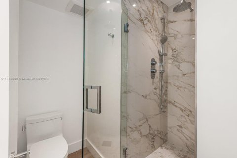 Condo in Miami Beach, Florida, 1 bedroom  № 1940109 - photo 29