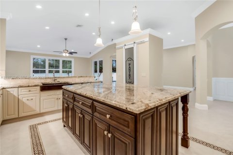 House in Pembroke Pines, Florida 5 bedrooms, 261.98 sq.m. № 2045929 - photo 8