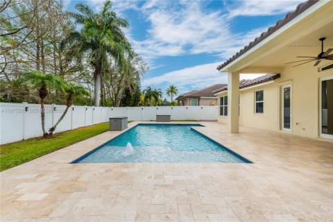 House in Pembroke Pines, Florida 5 bedrooms, 261.98 sq.m. № 2045929 - photo 2