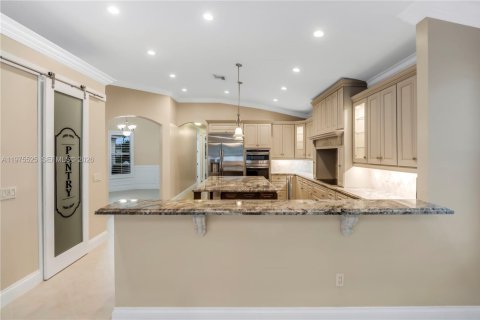 House in Pembroke Pines, Florida 5 bedrooms, 261.98 sq.m. № 2045929 - photo 10