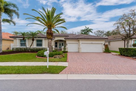 House in Pembroke Pines, Florida 5 bedrooms, 261.98 sq.m. № 2045929