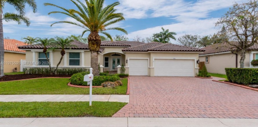 House in Pembroke Pines, Florida 5 bedrooms, 261.98 sq.m. № 2045929