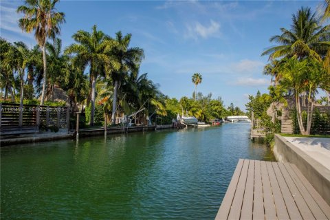 Casa en alquiler en Miami Beach, Florida, 5 dormitorios, 257.25 m2 № 1992907 - foto 12