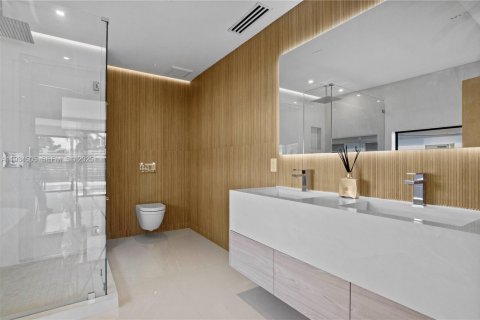 Casa en alquiler en Miami Beach, Florida, 5 dormitorios, 257.25 m2 № 1992907 - foto 17