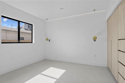 Casa en alquiler en Miami Beach, Florida, 5 dormitorios, 257.25 m2 № 1992907 - foto 25