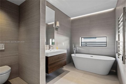 Casa en alquiler en Miami Beach, Florida, 5 dormitorios, 257.25 m2 № 1992907 - foto 20