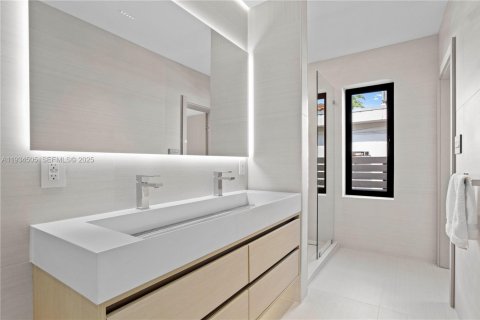 Casa en alquiler en Miami Beach, Florida, 5 dormitorios, 257.25 m2 № 1992907 - foto 22