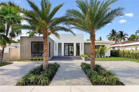Casa en alquiler en Miami Beach, Florida, 5 dormitorios, 257.25 m2 № 1992907 - foto 1