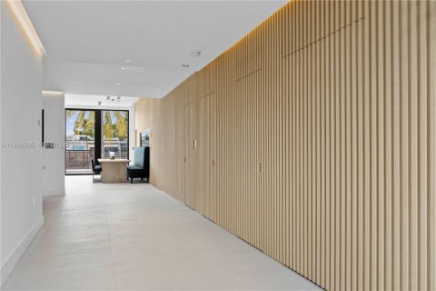 Casa en alquiler en Miami Beach, Florida, 5 dormitorios, 257.25 m2 № 1992907 - foto 2