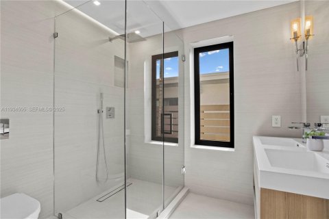 Casa en alquiler en Miami Beach, Florida, 5 dormitorios, 257.25 m2 № 1992907 - foto 24