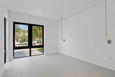 Casa en alquiler en Miami Beach, Florida, 5 dormitorios, 257.25 m2 № 1992907 - foto 23