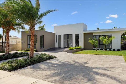 Casa en alquiler en Miami Beach, Florida, 5 dormitorios, 257.25 m2 № 1992907 - foto 29