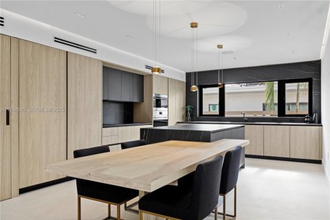 Casa en alquiler en Miami Beach, Florida, 5 dormitorios, 257.25 m2 № 1992907 - foto 3