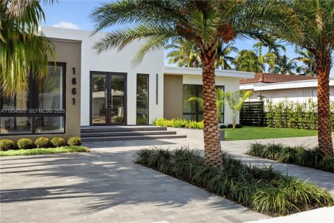 Casa en alquiler en Miami Beach, Florida, 5 dormitorios, 257.25 m2 № 1992907 - foto 26