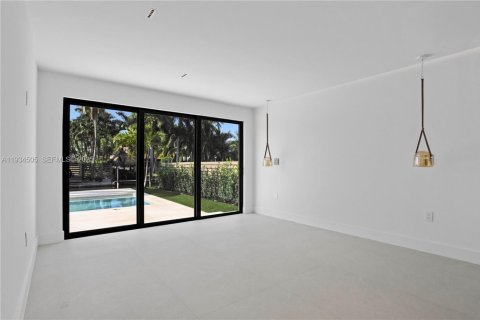 Casa en alquiler en Miami Beach, Florida, 5 dormitorios, 257.25 m2 № 1992907 - foto 15