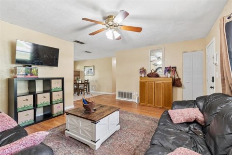 House in Gainesville, Florida 3 bedrooms, 140.47 sq.m. № 2138377 - photo 3