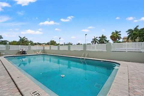 Condo in Saint Petersburg, Florida, 2 bedrooms  № 2379134 - photo 17