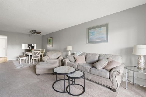 Condo in Saint Petersburg, Florida, 2 bedrooms  № 2379134 - photo 8
