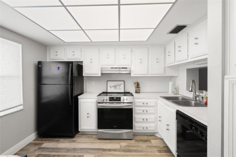 Condo in Saint Petersburg, Florida, 2 bedrooms  № 2379134 - photo 3