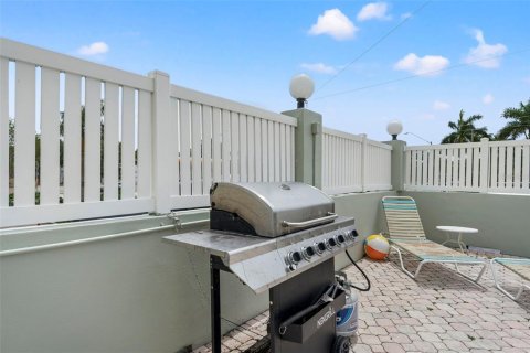 Condo in Saint Petersburg, Florida, 2 bedrooms  № 2379134 - photo 19