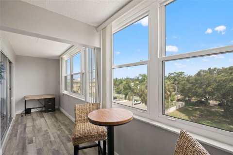 Condo in Saint Petersburg, Florida, 2 bedrooms  № 2379134 - photo 15