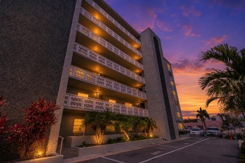 Condo in Saint Petersburg, Florida, 2 bedrooms  № 2379134