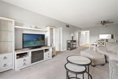 Condo in Saint Petersburg, Florida, 2 bedrooms  № 2379134 - photo 6