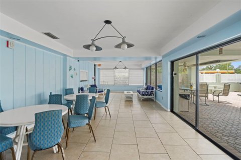Condo in Saint Petersburg, Florida, 2 bedrooms  № 2379134 - photo 22