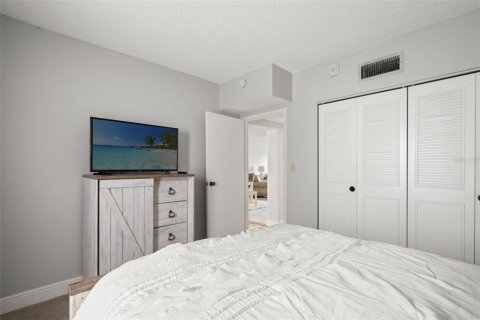 Condo in Saint Petersburg, Florida, 2 bedrooms  № 2379134 - photo 14