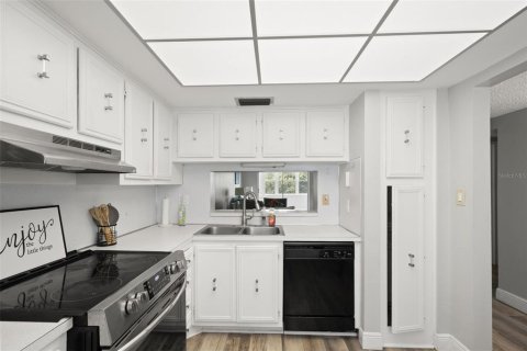 Condo in Saint Petersburg, Florida, 2 bedrooms  № 2379134 - photo 4