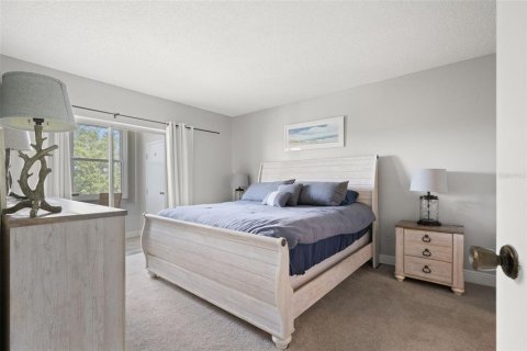 Condo in Saint Petersburg, Florida, 2 bedrooms  № 2379134 - photo 9