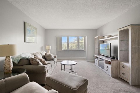 Condo in Saint Petersburg, Florida, 2 bedrooms  № 2379134 - photo 7