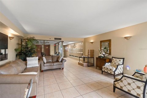 Condo in Saint Petersburg, Florida, 2 bedrooms  № 2379134 - photo 26