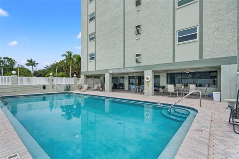 Condo in Saint Petersburg, Florida, 2 bedrooms  № 2379134 - photo 18