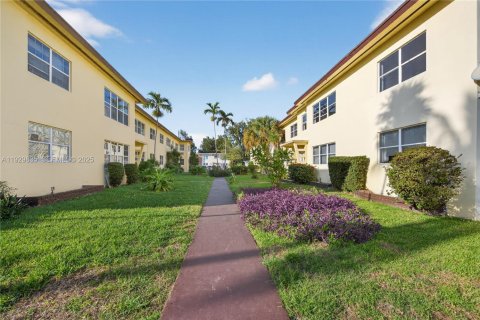Apartment in Miami Beach, Florida 2 bedrooms № 1989286 - photo 10