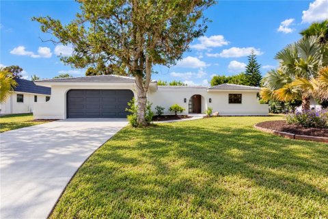 House in Englewood, Florida 3 bedrooms, 183.2 sq.m. № 2421902