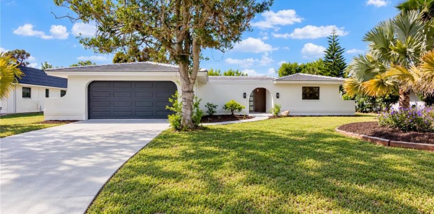 House in Englewood, Florida 3 bedrooms, 183.2 sq.m. № 2421902