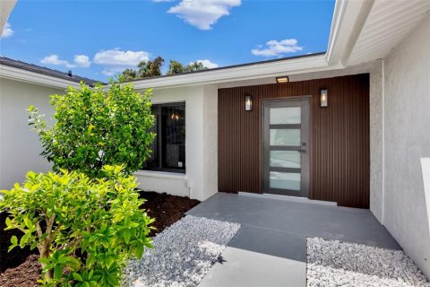 House in Englewood, Florida 3 bedrooms, 183.2 sq.m. № 2421902 - photo 3