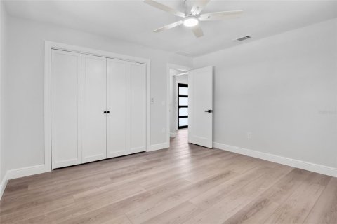 House in Englewood, Florida 3 bedrooms, 183.2 sq.m. № 2421902 - photo 19