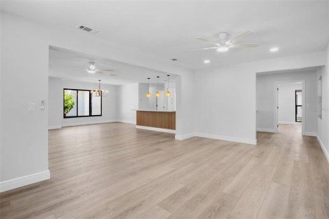 House in Englewood, Florida 3 bedrooms, 183.2 sq.m. № 2421902 - photo 11
