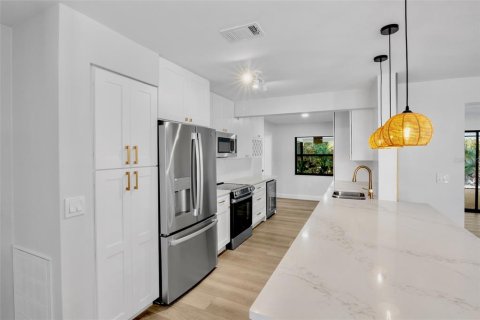 House in Englewood, Florida 3 bedrooms, 183.2 sq.m. № 2421902 - photo 8