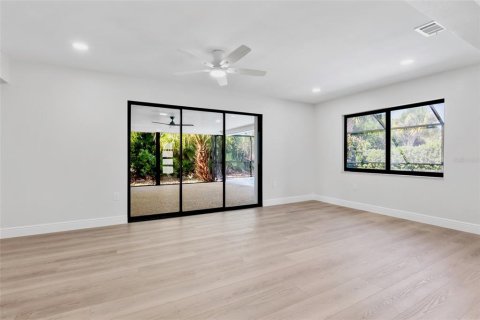 House in Englewood, Florida 3 bedrooms, 183.2 sq.m. № 2421902 - photo 12