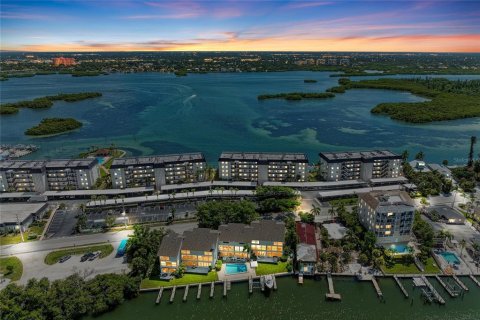 Condo in Sarasota, Florida, 2 bedrooms № 2334261 - photo 3