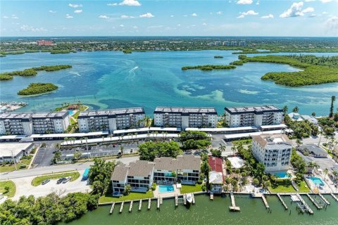 Condo in Sarasota, Florida, 2 bedrooms № 2334261 - photo 1