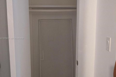 Condo in North Miami, Florida, 1 bedroom  № 2046471 - photo 10