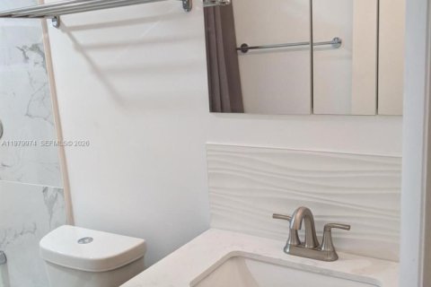 Condo in North Miami, Florida, 1 bedroom  № 2046471 - photo 2