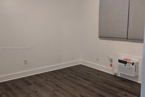 Condo in North Miami, Florida, 1 bedroom  № 2046471 - photo 4