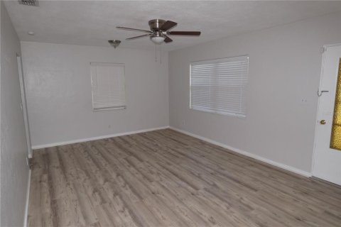 Casa en alquiler en Saint Petersburg, Florida, 3 dormitorios, 143.91 m2 № 1879994 - foto 3